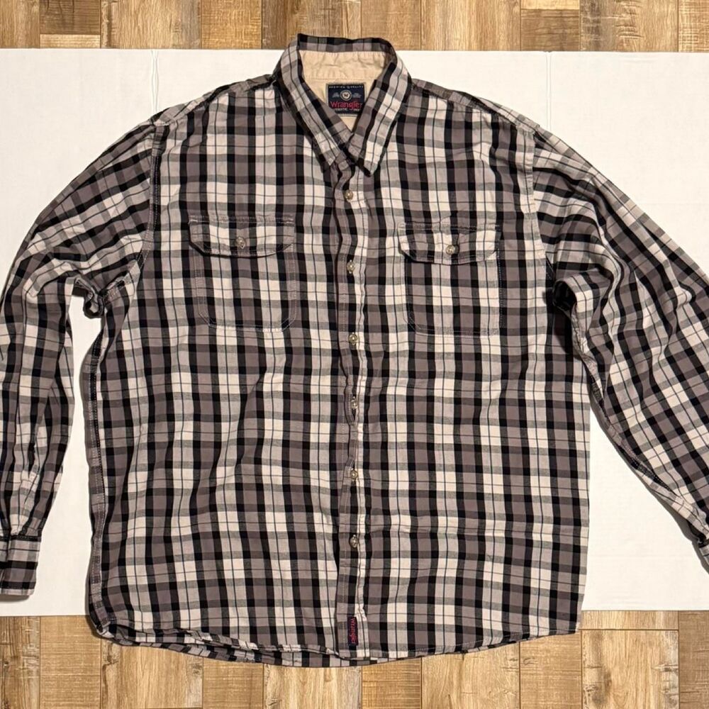 Wrangler men’s long sleeve plaid button-up shirt in size Large